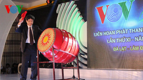 Ông Vũ Hải, Phó Tổng Giám đốc Đài TNVN đánh trống khai mạc Liên hoan