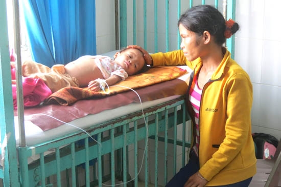 Chị Hồ Thị Dương lo lắng trình trạng sức khỏe của con trai mắc sởi đã biến chứng viêm phổi nặng.