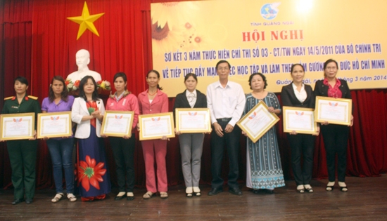 Chị Oanh (thứ nhất bên trái)- đại diện Hội Phụ nữ Bộ CHQS tỉnh được Hội Phụ nữ tỉnh tuyên dương trong lễ sơ kết 3 năm thực hiện Chỉ thị 03.