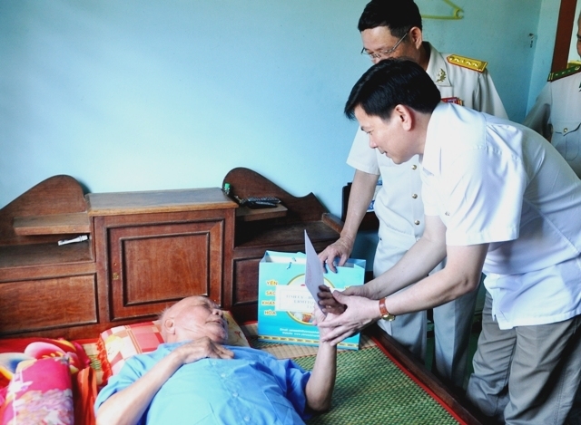 Phó Bí thư Tỉnh ủy Trần Văn Minh thăm hỏi, tặng quà cựu chiến binh Lê Liêm hiện đang sinh sống tại thị trấn Đức Phổ, người duy nhất ở Quảng Ngãi tham gia trực tiếp Chiến dịch Điện Biên Phủ