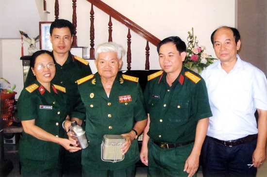 Đại tá Ngô Đức Tấn (giữa) bên các đồng đội trẻ.