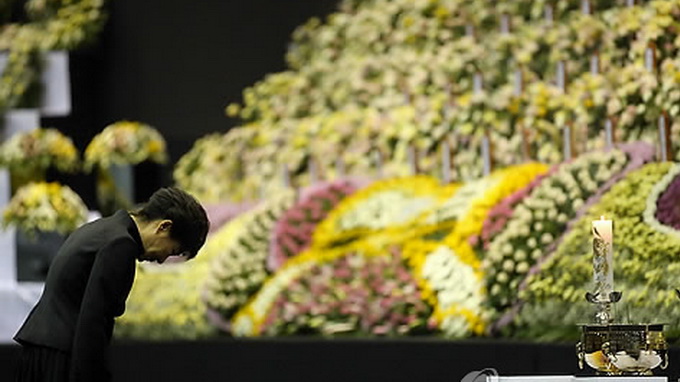  Tổng thống Hàn Quốc Park Geun Hye cúi đầu tưởng niệm các nạn nhân trong vụ chìm phà Sewol - Ảnh:Yonhap