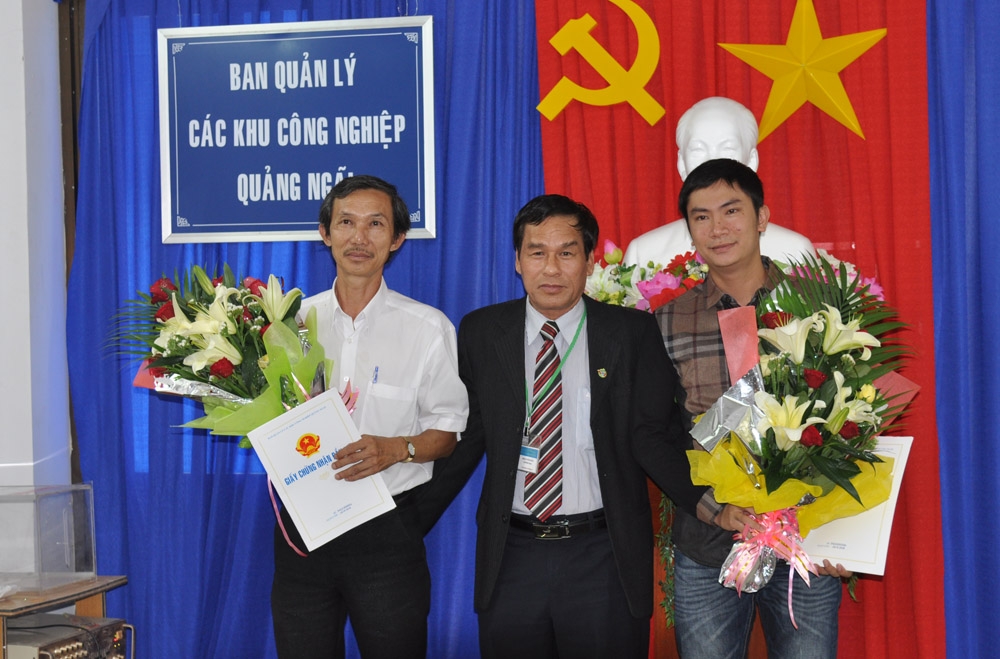 Ông Đoàn Tấn Hận- Trưởng BQL các KCN trao giấy chứng nhận đầu tư cho hai chủ dự án.