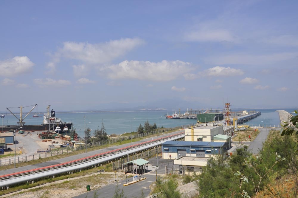 KKT Dung Quất được xem là KKT có vị trí khá thuận lợi. (Trong ảnh: Cảng xuất sản phẩm Nhà máy lọc dầu Dung Quất và Cảng số 1 Dung Quất).