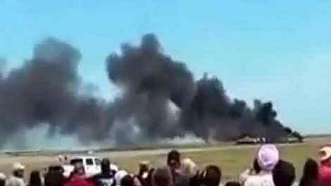 Chiếc máy bay bốc cháy sau khi gặp nạn.