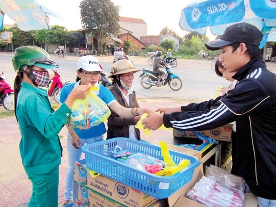 Công nhân mua sữa giảm giá trước cổng KCN Tịnh Phong sau giờ tan ca.