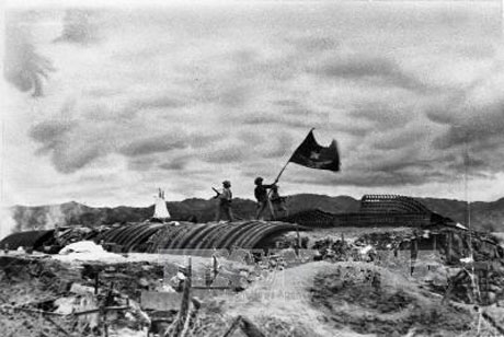 7h30 ngày 7/5/1954, quân ta cắm cờ Quyết chiến quyết thắng trên nóc hầm chỉ huy của tướng Đờ Ca- xtơ-ri