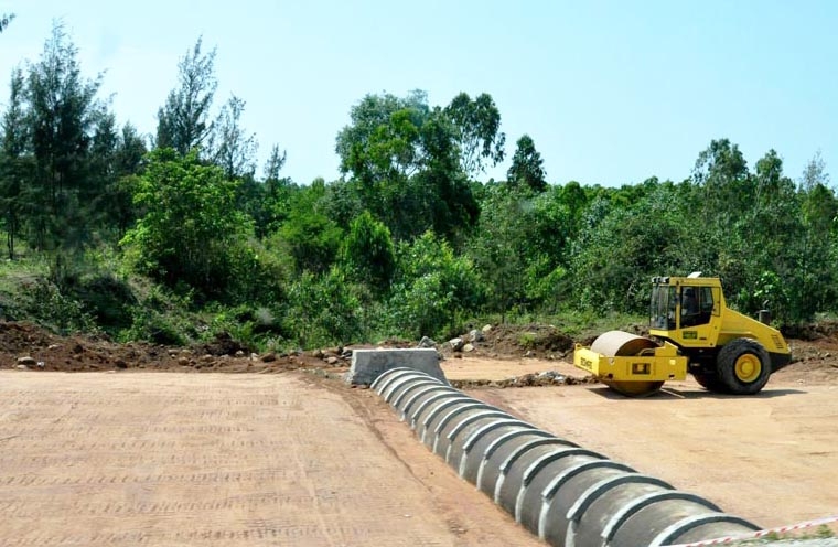 Một trong những tuyến đường về KKT Dung Quất đang được khẩn trương xây dựng.