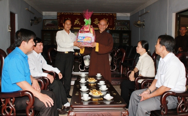Ông Phạm Thanh Nghìn - Phó Chủ tịch Ủy ban MTTQVN tỉnh Quảng Ngãi tặng quà cho đại diện Ban Trị sự Giáo hội Phật giáo Việt Nam tỉnh Quảng Ngãi. 
