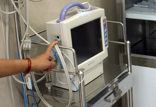 Máy Monitor còn mới tinh đặt trong phòng mổ, Bệnh viện Đa khoa Tư Nghĩa