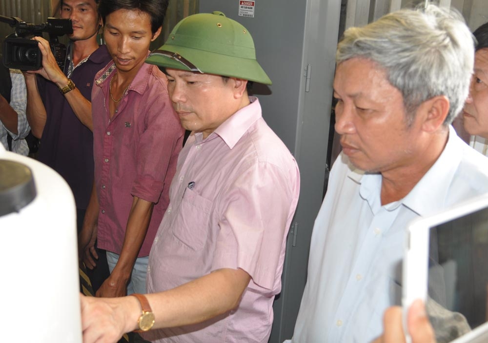 Phó Bí thư Tỉnh ủy Trần Văn Minh thăm Nhà máy xử lý nước biển thành nước ngọt tại xã An Bình.