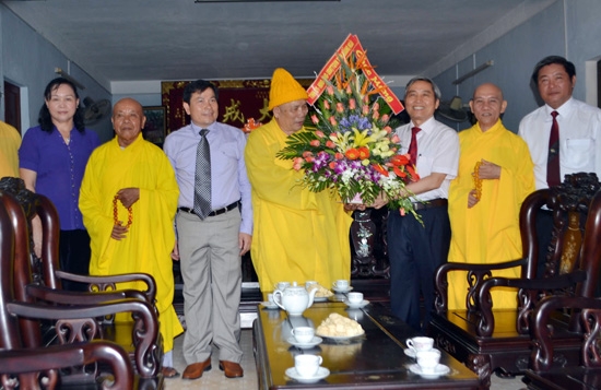 Thăm, tặng quà tại Ban trị sự Giáo hội Phật giáo Việt Nam tỉnh Quảng Ngãi