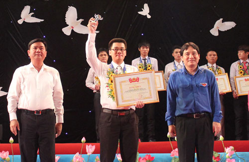 Bộ trưởng Đinh La Thăng (trái) và anh Nguyễn Đắc Vinh (phải) trao giải thưởng Người thợ trẻ giỏi cho các cá nhân - Ảnh: Phan Hậu