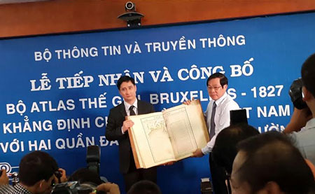 Bộ Trưởng Bộ TT&TT Nguyễn Bắc Son tiếp nhận bản đồ Atlas Thế giới xuất bản năm 1827 khẳng định chủ quyền Việt Nam. Ảnh: Dân trí