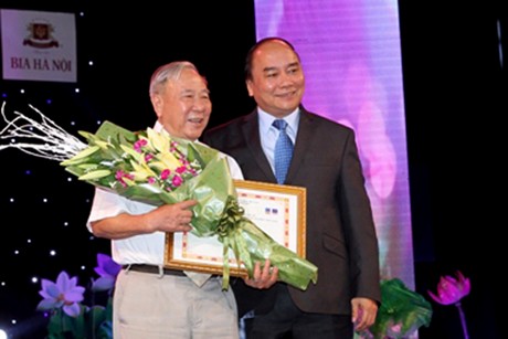  Phó Thủ tướng Nguyễn Xuân Phúc trao giải Nhất cuộc thi cho tác giả Hoàng Tiến. Ảnh: VGP/Lê Sơn