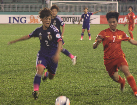  Các cầu thủ nữ Việt Nam (đỏ) đã chơi đầy cố gắng - Ảnh: Trọng Vũ