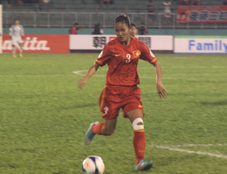    Các nữ cầu thủ Việt Nam đã thi đấu đầy cố gắng - Ảnh: Trọng Vũ