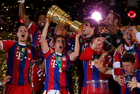 Đội trưởng Philipp Lahm cùng các đồng đội giơ cao chiếc Cúp QG Đức 2013-2014 - Ảnh: Reuters