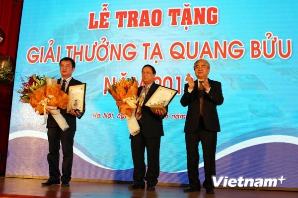  Bộ trưởng Nguyễn Quân tặng hoa và Bằng khen cho các nhà khoa học đạt giải. Ảnh: BL