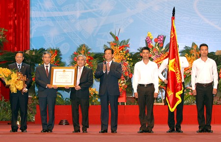 Thay mặt lãnh đạo Đảng, Nhà nước, Thủ tướng Nguyễn Tấn Dũng trao Huân chương Độc lập hạng Nhất cho Bộ Khoa học và Công nghệ. Ảnh: VGP/Nhật Bắc