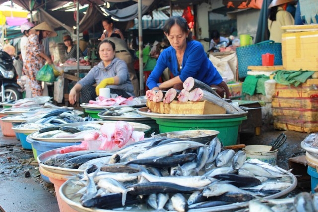  Vào mùa này, chợ Bà Hoa  tràn ngập cá chuồn.