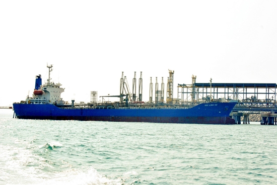 Cảng nước sâu Dung Quất tiếp nhận tàu trọng tải lớn vào trung chuyển hàng hóa.