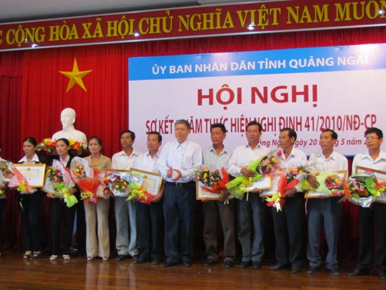 Ông Trần Văn Luyện- giám đốc Ngân hàng Nhà nước chi nhánh Quảng Ngãi khen thưởng cho các tập thể, cá nhân có thành tích xuất sắc trong việc thực hiện Nghị định 41.