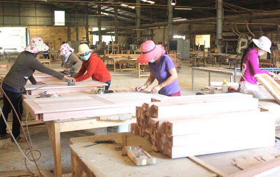 Công nhân Công ty Tam Minh sản xuất gỗ chuẩn bị hội chợ triển lãm Bogar