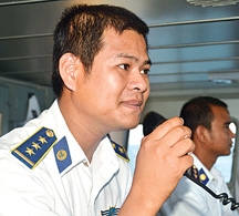  Thượng úy Quản Đình Dương đang chỉ huy tàu tiến vào khu vực giàn khoan Hải Dương 981.