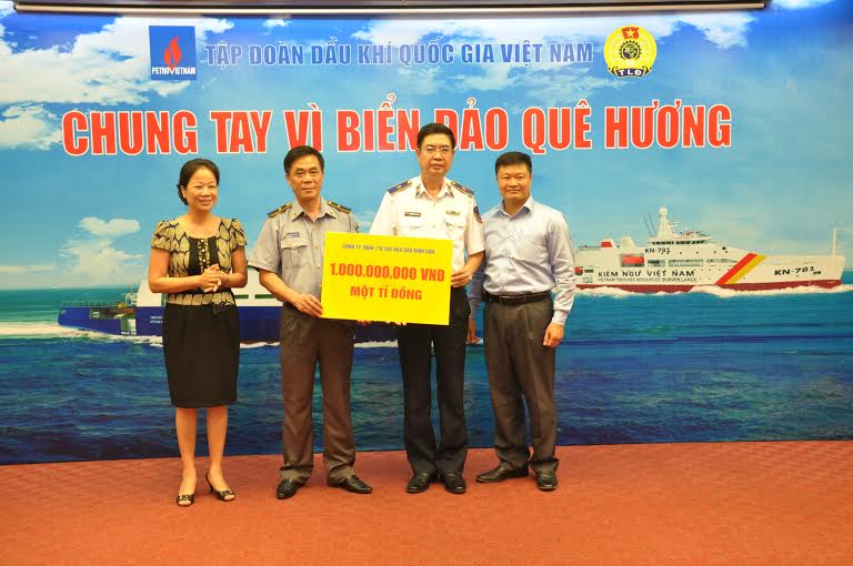 Tổng giám đốc BSR Đinh Văn Ngọc và Chủ tịch Công đoàn BSR Khuất Thị Lê trao quà cho đại diện Cảnh sát biển và Kiểm ngư Việt Nam.