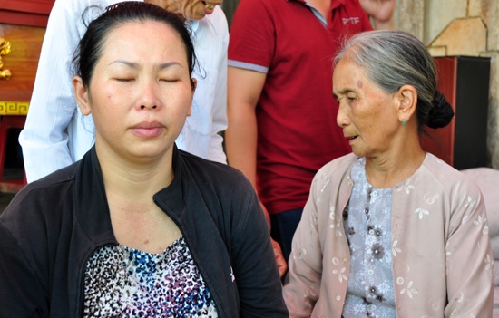 Mẹ ruột và bà ngoại của học sinh Mã Thị Thùy Trang lặng lẽ trong đám tang của em