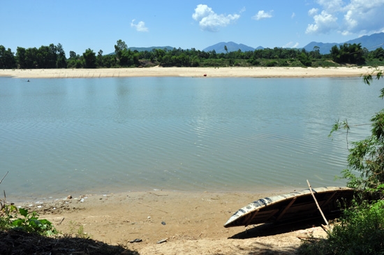 Bờ sông Trà đoạn chạy qua thôn An Hòa (xã Tịnh Giang, Sơn Tịnh) nơi xảy ra vụ đuối nước của 3 học sinh