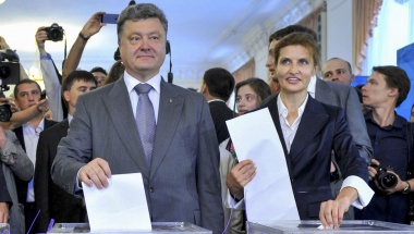 Chính trị gia, doanh nhân, ứng cử viên Tổng thống Petro Poroshenko và vợ  Maryna tham gia bỏ phiếu.