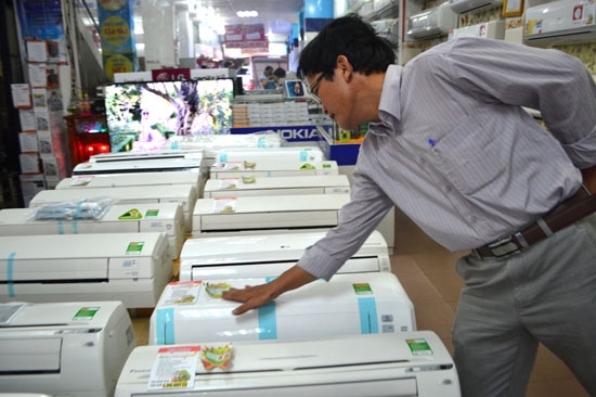 Người tiêu dùng chọn mua máy lạnh tại Trung tâm điện máy Việt Cường.