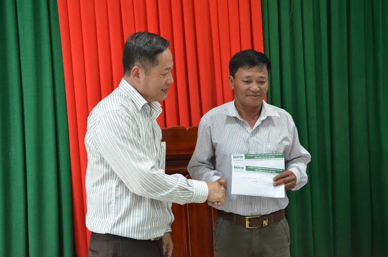Đại diện Báo Dân Trí trao tiền hỗ trợ cho ngư dân.
