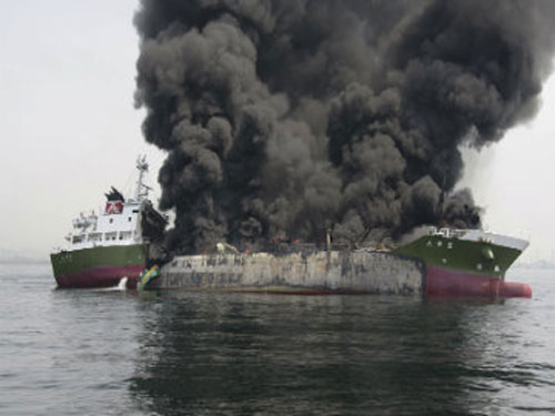 Chiếc tàu dầu bị nổ - Ảnh: AFP