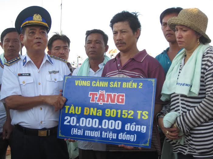 Vùng Cảnh sát biển 2 (Núi Thành, Quảng Nam) trao tiền hỗ trợ cho tàu cá ĐNa 90152 (Đà Nẵng).