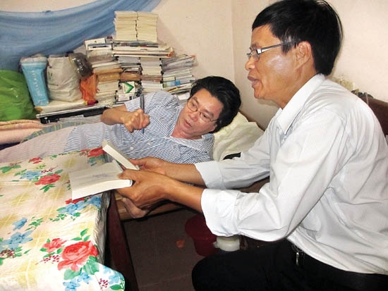 Nhà thơ Nguyễn Ngọc Hưng ký tặng sách.