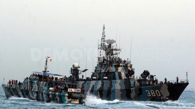 Tàu hải quân Indonesia hoạt động trên biển - Ảnh: Reuters