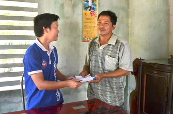 Đại diện BIDV Quảng Ngãi trao tiền hỗ trợ cho gia đình ông Ngô Văn Ánh