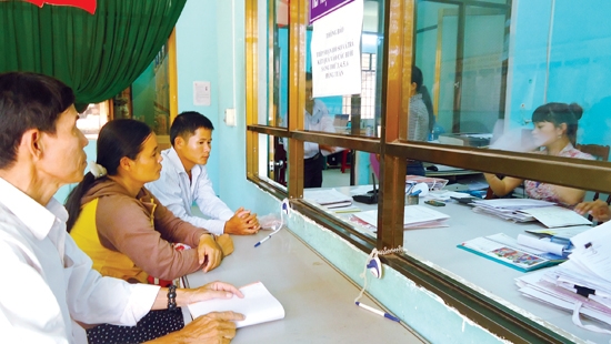  Người dân nộp hồ sơ tại Bộ phận tiếp nhận hồ sơ một cửa của UBND huyện Bình Sơn.