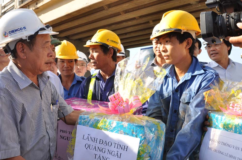 Đồng chí Nguyễn Minh-Quyền Bí thư Tỉnh ủy tặng quà cho công nhân thi công cầu Châu Ổ
