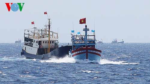 Tàu cá Trung Quốc tấn công tàu cá của ngư dân Việt Nam