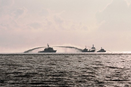 Tàu Trung Quốc dùng vòi rồng công suất lớn tấn công tàu công vụ Việt Nam. Ảnh VGP/ Xuân Hồng