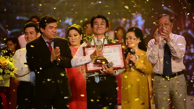  Thí sinh Huyên Chí Bình (giữa) đoạt giải nhất chung cuộc Tiếng hát mãi xanh - Ảnh: Quang Định