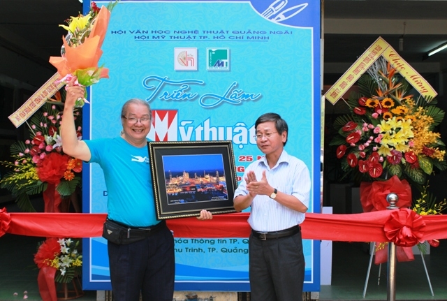 Đồng chí Phạm Như Sô, Phó Chủ tịch UBND tỉnh trao tặng hoa và quà lưu niệm cho đại diện Hội Mỹ thuật Tp.HCM