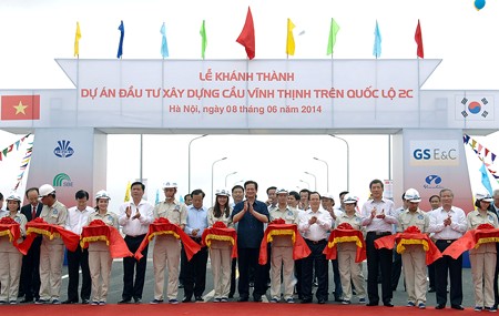  Thủ tướng Nguyễn Tấn Dũng cắt băng khánh thành cầu Vĩnh Thịnh. Ảnh VGP/Nhật Bắc
