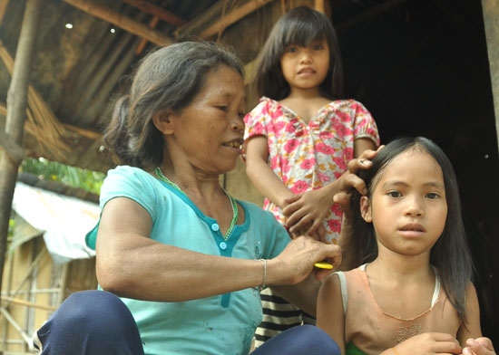 Bà Đinh Thị Ghim  bên hai đứa con bà đỡ đầu nuôi dưỡng.