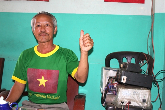 Ông Huỳnh Văn Minh làm lại ký hiệu “Việt Nam số 1”  mà ngư dân các nước hay nói mỗi khi gặp tàu cá Việt Nam.