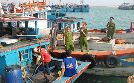 Lực lượng Công an huyện Lý Sơn thăm hỏi ngư dân vừa từ Hoàng Sa trở về.                 